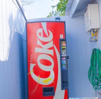 Winnie Hotel | Sands Inn