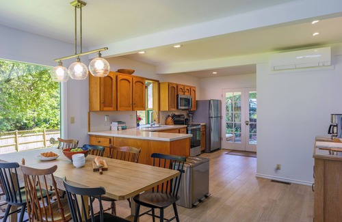 Eastsound Cottage | Sandy Beachfront, Hot Tub, Pet-Friendly, Kayaking