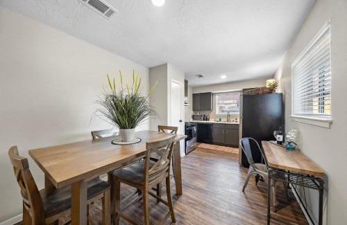 El Lago House | Sandy Private Beach Oasis Close to Kemah Boardwalk & NASA 5 STAR SUPER HOST