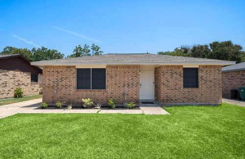 El Lago House | Sandy Private Beach Oasis Close to Kemah Boardwalk & NASA 5 STAR SUPER HOST