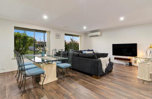 Mandurah House | Sandy Retreat Your Perfect Beach Getaway in Silversands