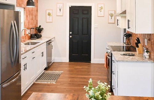 San Marcos House | SanMarcos River Retreat|Modern|Spacious|Sleeps12!