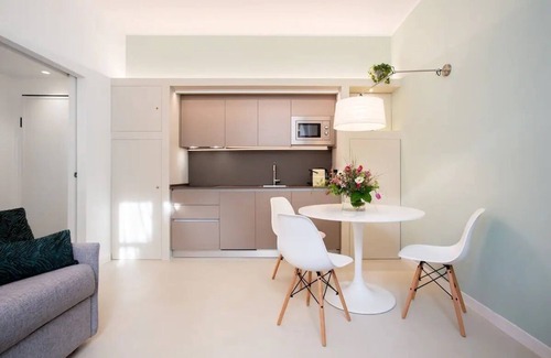 Roman Quarter Apartment | Santa Chiara Suite, 18th century building, historic center