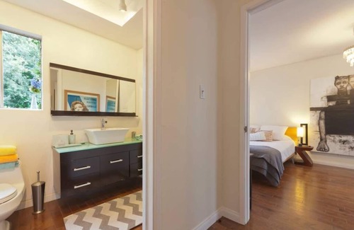 Mar Vista Apartment | Santa Monica top floor apartment full of light