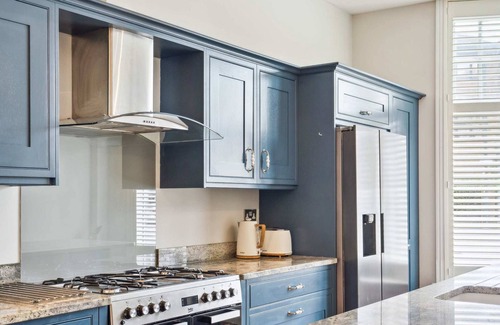 Henley House | Sapphire House - Newly Renovated 3-Bedroom Home