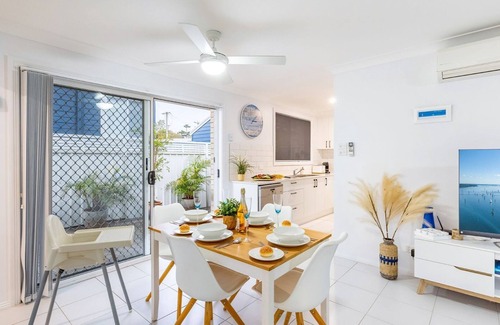 Fingal Bay House | Sapphire Sands, 1/52 Boulder Bay Rd - air con, Wi-Fi, Cot & Highchair