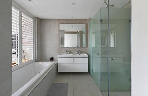 Bo'Kaap Apartment | Sara - Modern City Centre Apt - views!