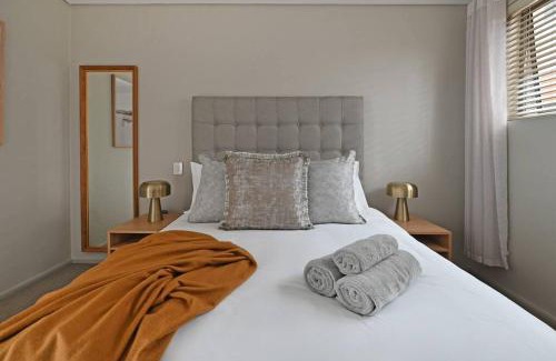 Bo'Kaap Apartment | Sara - Modern City Centre Apt - views!
