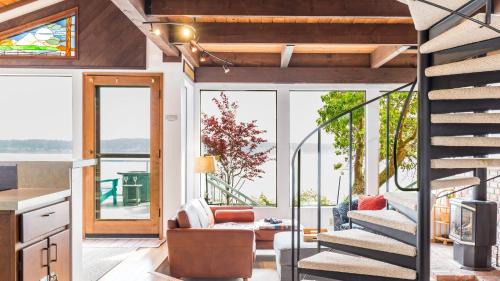Langley House | Saratoga Vista by AvantStay Waterfront Views