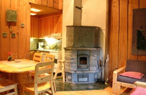 Syote House | Satu 31, kahden makuuhuoneen kelomökki Syötteellä, valaistun ladun vieressä