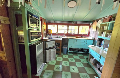 Gamewell Cabin | Saunders Cabin Wifi. Creek w/fire pit, cornhole, ax board, horseshoes. big field