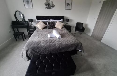 Leicester House | SAV Stays 5 Bed Luxury Detached House in Leicester