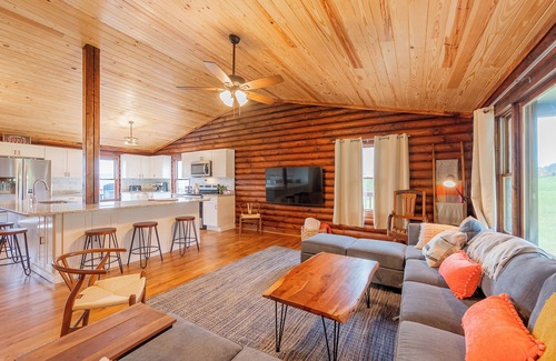 Blacksburg House | Scenic 4BR retreat with valley views, minutes from Blacksburg and Lane Stadium, sleeps 12
