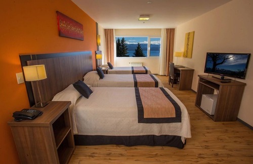 San Carlos de Bariloche Hotel | Scenic Room, Near Downtown & Lakefront Adventures with Wellness Area and Hot Tub