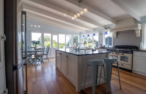 Brixton House | Scenic Homestead Retreat Near New Plymouth