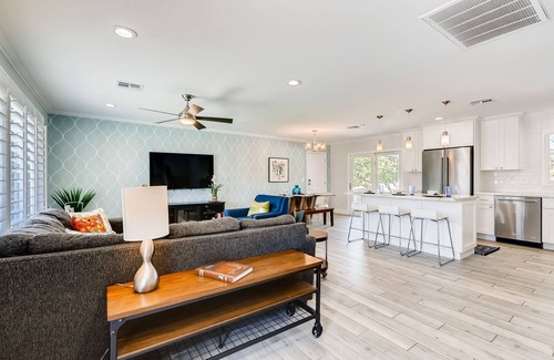 Continental Villas House | Scottsdale Tropic- Large Pool, Fire Pit, Hot tub, Bocce, child & pet friendly