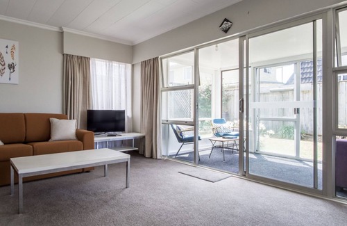 New Plymouth House | SEA BREEZE ON BELT BY COASTAL WALKWAY