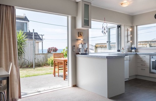 New Plymouth House | SEA BREEZE ON BELT BY COASTAL WALKWAY