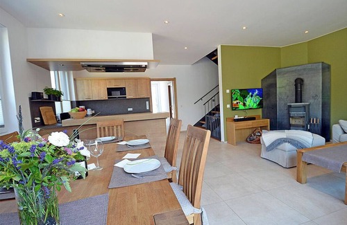 Glowe House | Sea noise 18a Comfortable Vacation Home