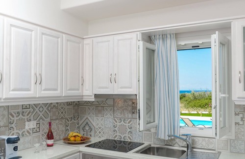 Plaka Hotel | Sea & Olives Holiday Villas and Suites