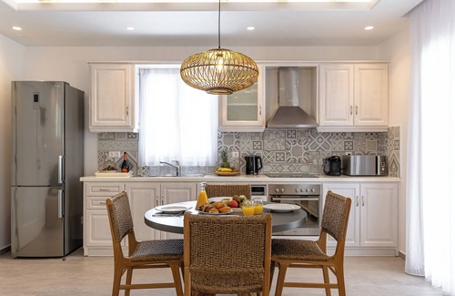 Plaka Hotel | Sea & Olives Holiday Villas and Suites