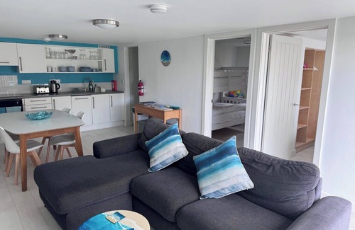 Millendreath Ski Chalet | Sea View - 1min to Beach - Dog Friendly - 4 Guests