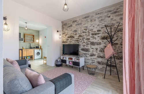 Sao Vicente Apartment | Sea view apt w/cozy patio & parking. Stunning Seixal & Porto Moniz views.