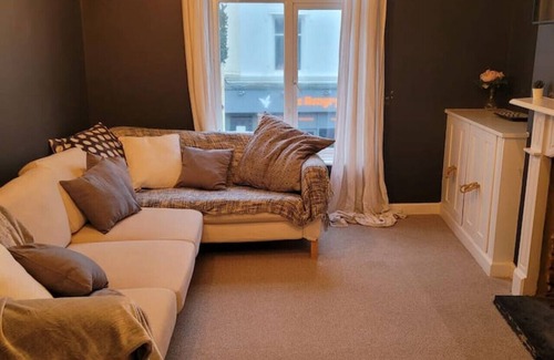 Sandgate Apartment | Sea View Sandgate - 3 double bed apartment overlooking beautiful Sandgate Beach in Folkstone