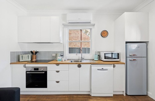 Coffs Harbour Apartment | Seabreeze - Macauley's - Retro beach vibes in beachside location