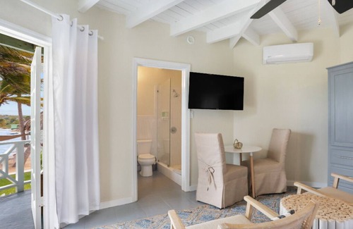 Sea Rocks Apartment | Seabreeze Oceanfront 1 BDRM - Arawak Beach Club
