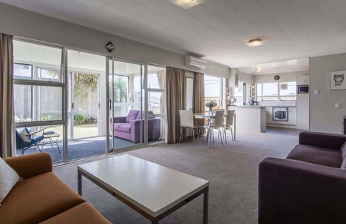 New Plymouth House | Seabreeze Townhouse in New Plymouth