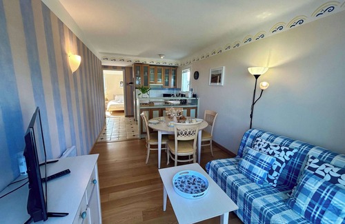 Plestin-les-Greves Apartment | Seafront flat with indoor pool with stunning views