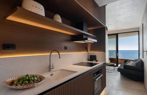 Agios Nikolaos Apartment | Seannamon Luxury Suite 3 - steps from the beach