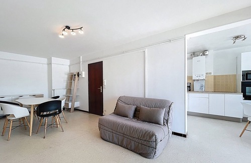 Carnon-Plage Apartment | Seaside Getaway: Cozy T2, Pool & Tennis, Near Port, Pets Welcome!