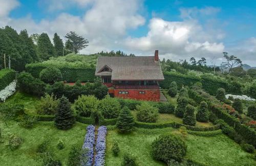 Santo da Serra Ski Chalet | Seaside golf chalet retreat with 10000 square meter garden