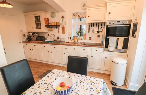 Cayton Bay House | SEASIDE HOUSE, pet friendly, character holiday cottage in Cayton
