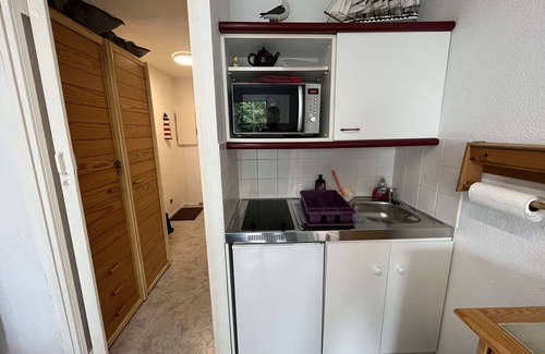 Travo Apartment | Seaside Studio with Balcony, Private Garage, 1km to Shops, Ideal for Couples