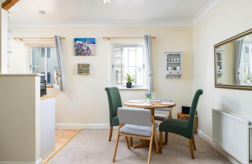 Portishead House | Seaview 2-Bed with Private Parking, Portishead