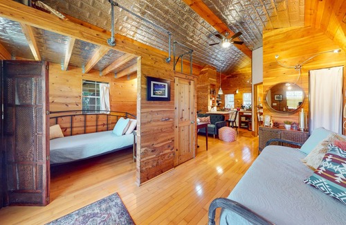 Austin Cabin | Secluded Cabin-Style Studio w/ Patio – Surrounded by Walking Trails
