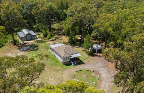 St. Georges Basin House | Secluded Cottage Surrounded by Eucalyptus Trees and Native Wildlife