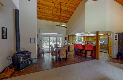 Ahwahnee House | Secluded home near Yosemite & Bass Lake with private hot tub & mountain views