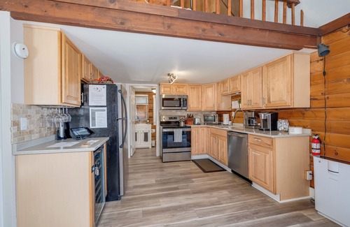 Berkeley Springs Cabin | Secluded Pet-Friendly High-Tech Log Cabin in the Woods