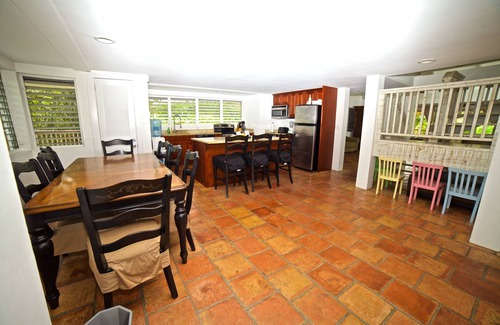 Leeward Settlement Villa | Seconds to Grace Bay Beach! 5BR, Private Pool! Nice gardens!