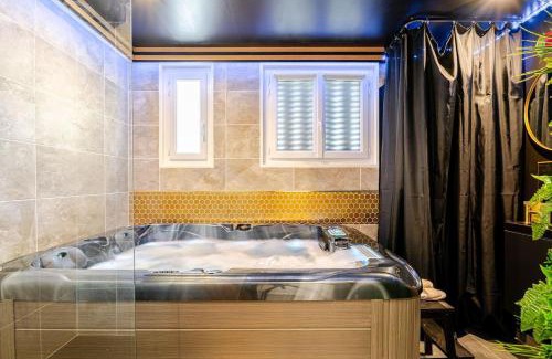 La Celle-sous-Gouzon Apartment | Secret SPA Jacuzzi & Cinema