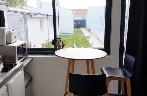 Quartier du Stade Apartment | Self-contained "Aix" apartment with terrace and swimming pool 600 m from the beach