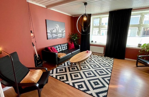 Halden Apartment | Sentral og fargerik bygårdsleilighet