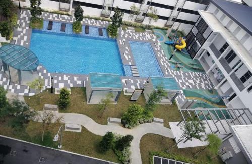 Bukit Jong Apartment | Seremban Pool View 5-6 pax Luxury Suite