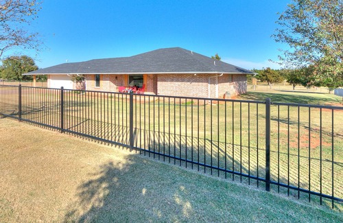 Cedar Valley House | Serene and Spacious Farmhouse RANCH >> Dogs Welcome