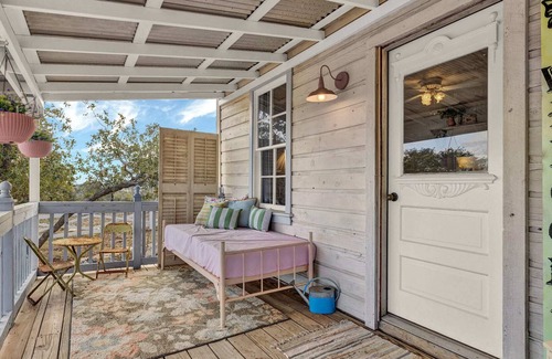 Comfort House | Serene Cottage with patio 10 min from DT Comfort