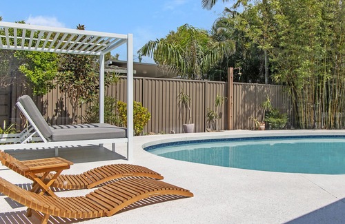 Burleigh Waters Apartment | Serene Guest House with pool access